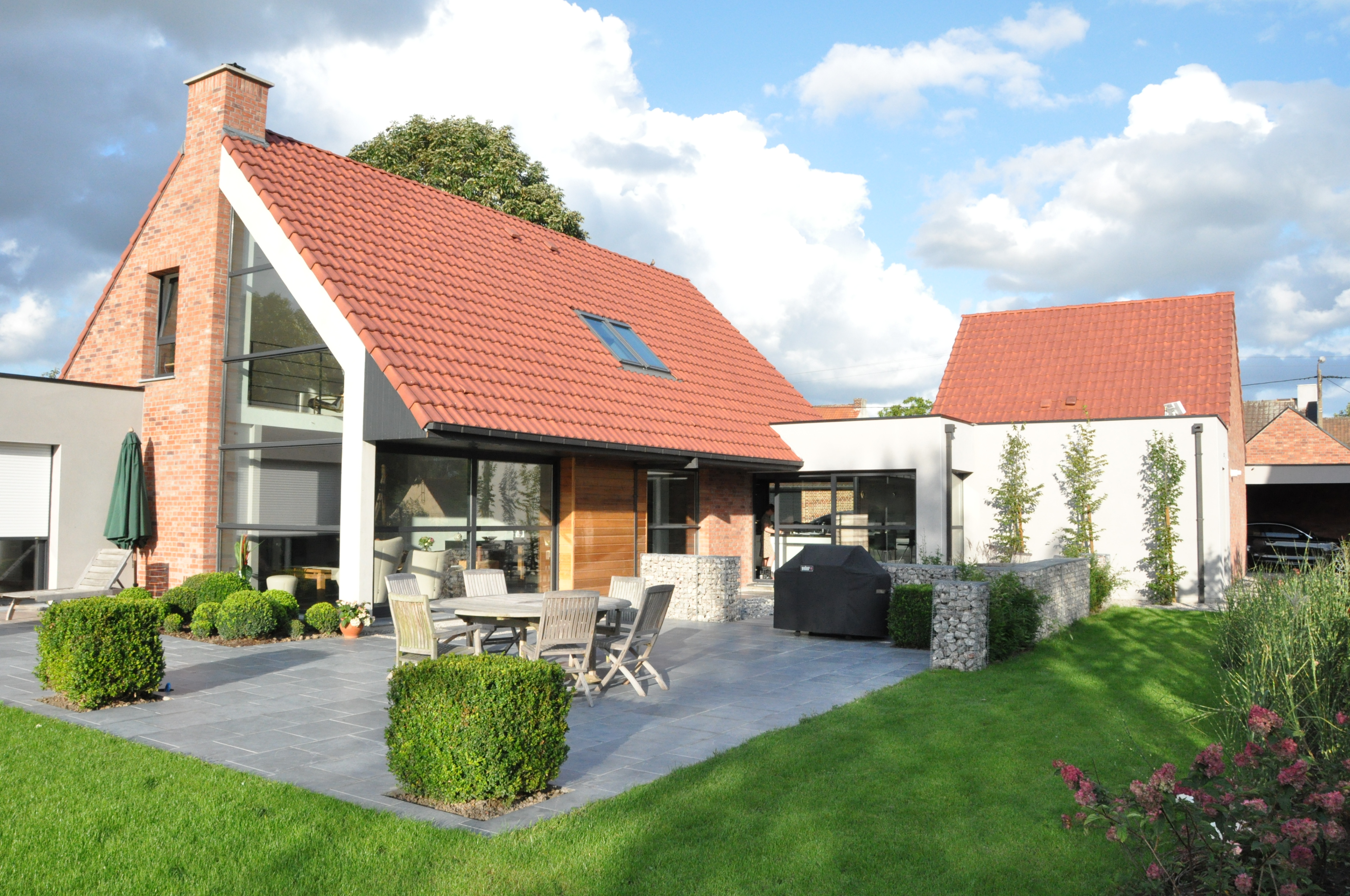 Maison avec jardin paysagé et patio