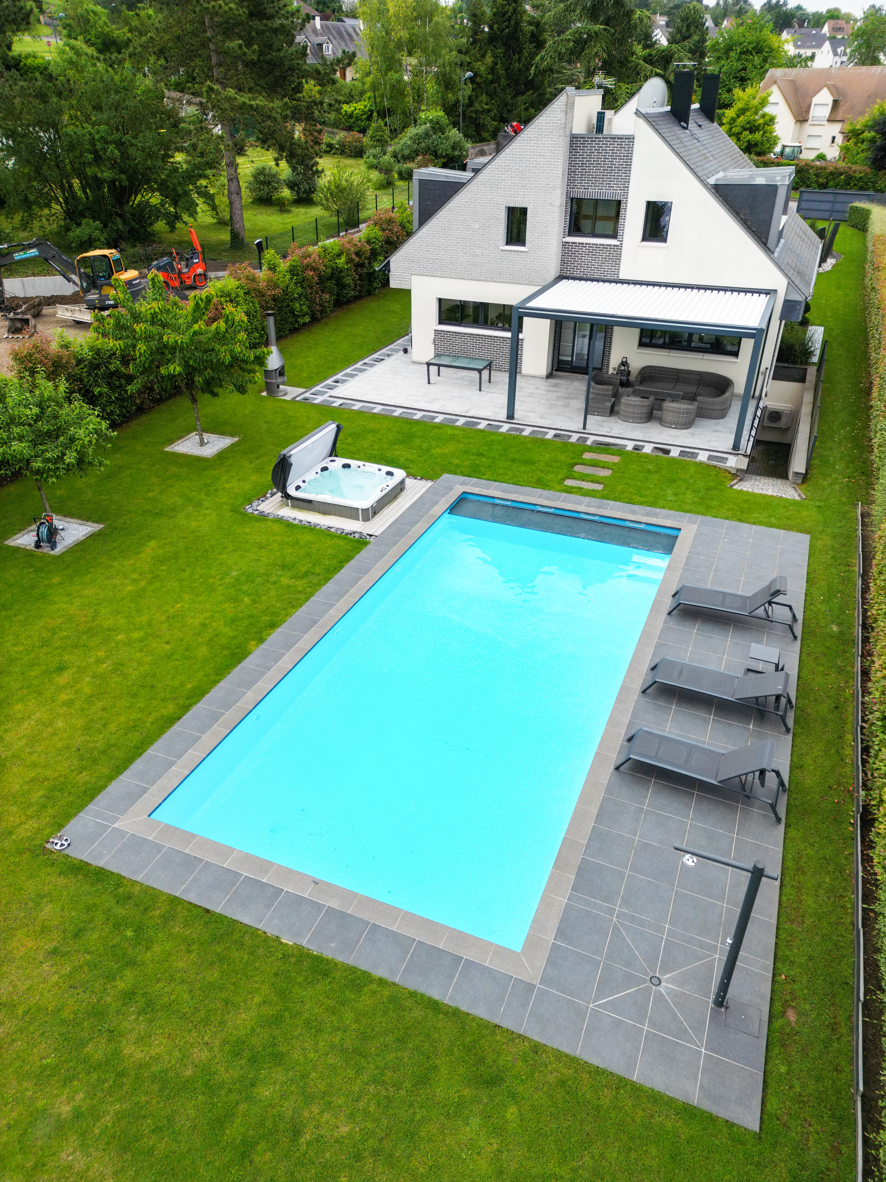 Piscine extérieure avec aménagement paysager